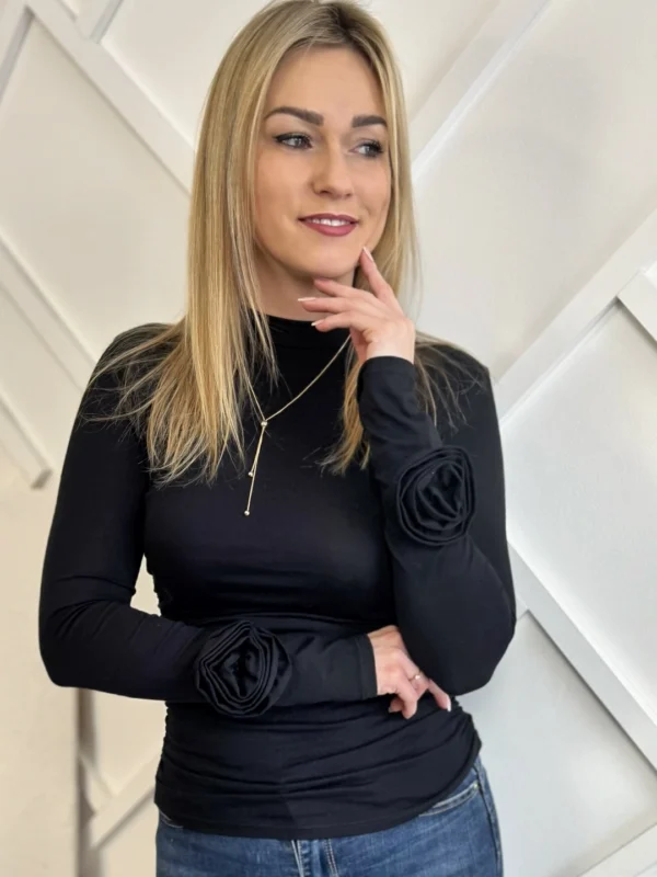 bluzka z różą na rękawie czarna bluzka z różami na rękawach marszczona