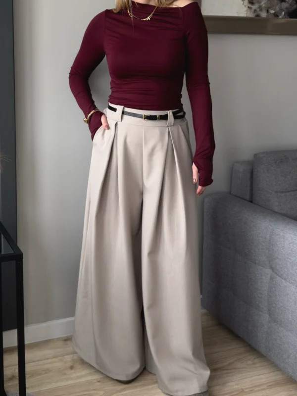 beżowe szerokie spodnie palazzo damskie z paskiem i zakładkami