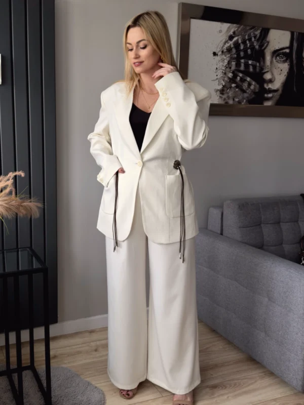 biały garnitur damski marynarka i szerokie spodnie elegancki