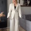 biały garnitur damski marynarka i szerokie spodnie elegancki eleganckie komplety damskie na komunię