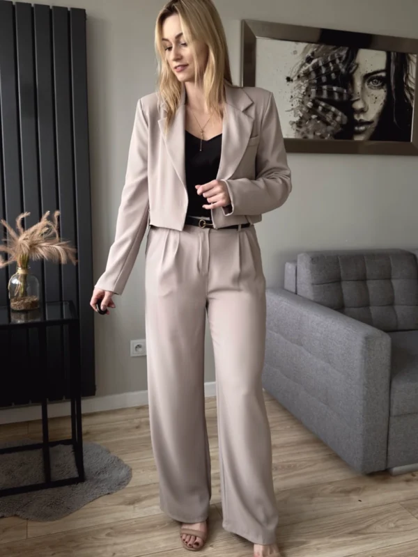 beżowy garnitur damski krótka marynarka i szerokie spodnie elegancki