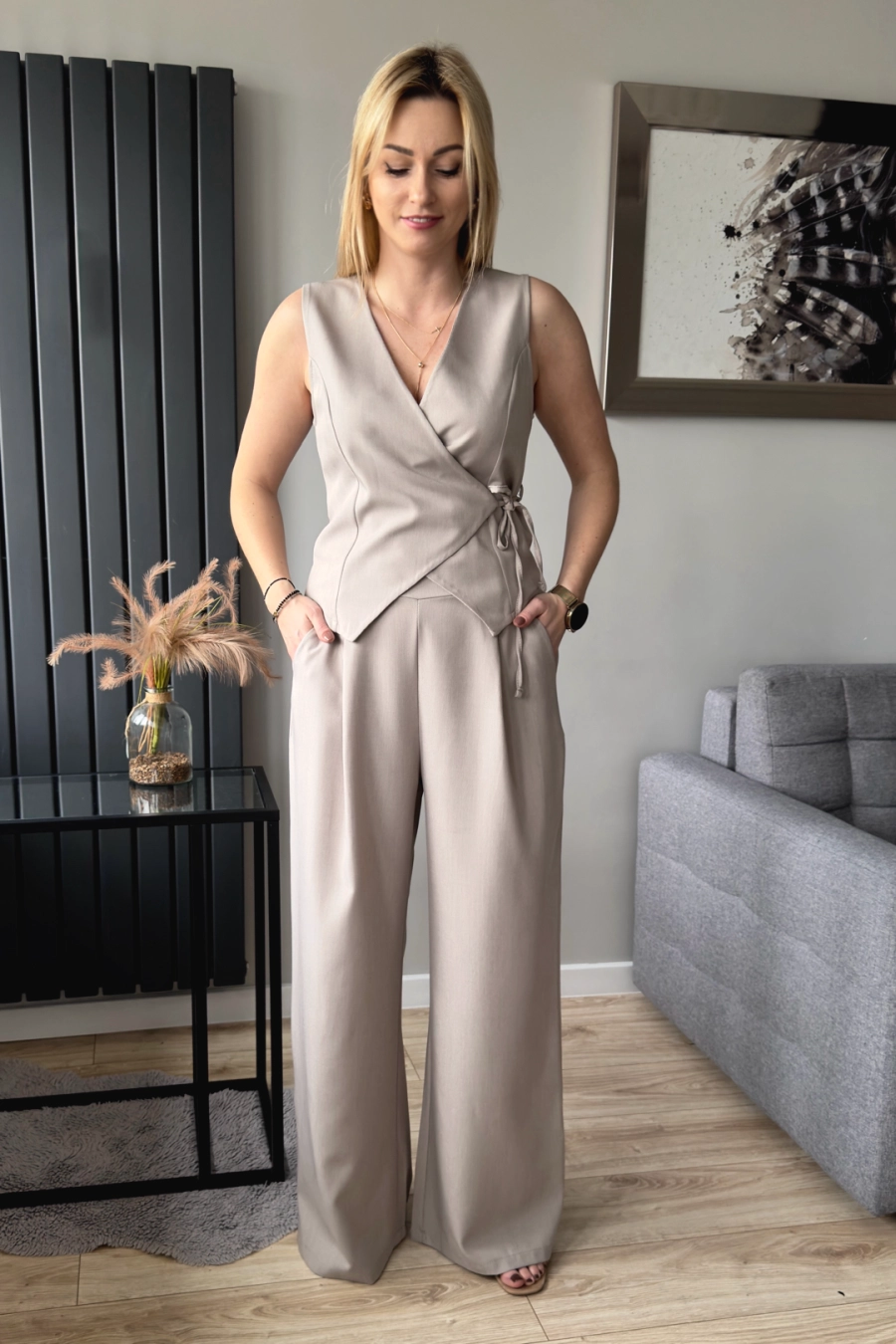 komplet damski z kamizelką i szerokimi spodniami beżowy