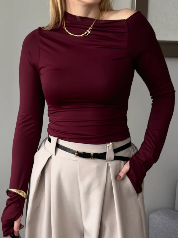 bluzka damska marszczona asymetryczna bordowa na długi rękaw z odkrytym ramieniem