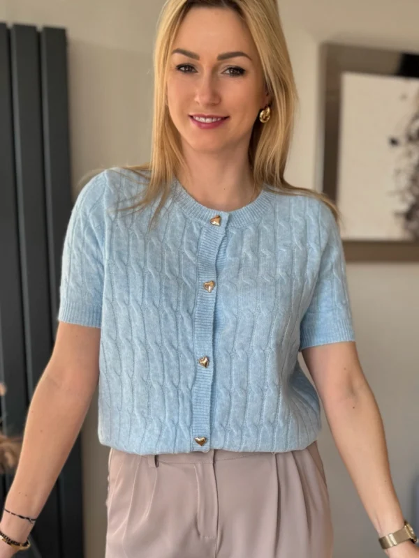 sweter damski rozpinany z krótkim rękawem błękitny złote guziki serduszka