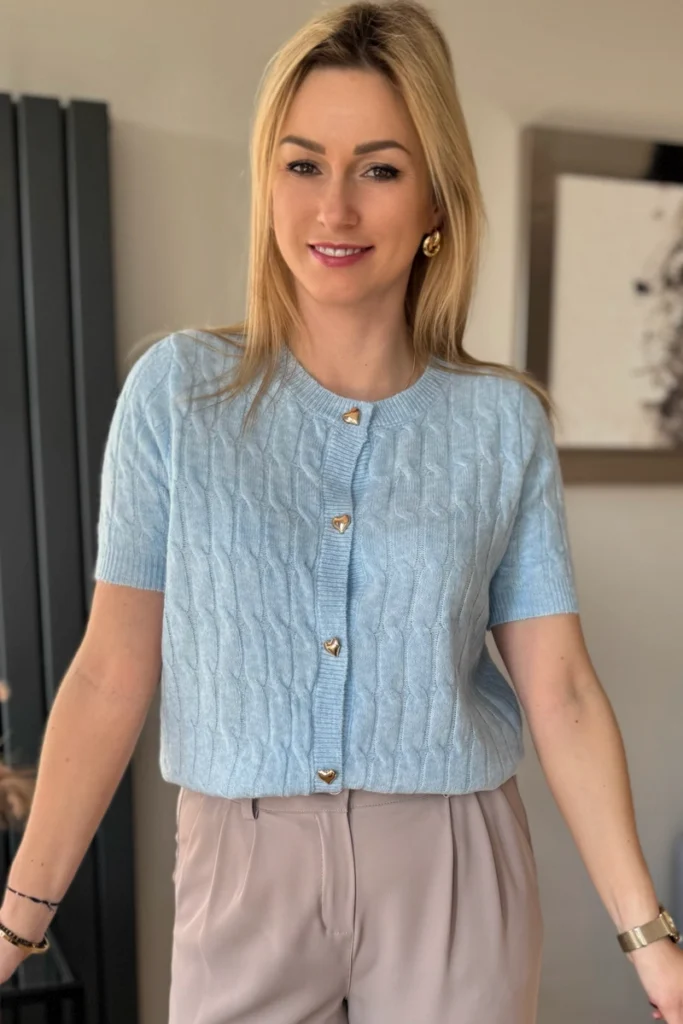 sweter damski rozpinany z krótkim rękawem błękitny złote guziki serduszka