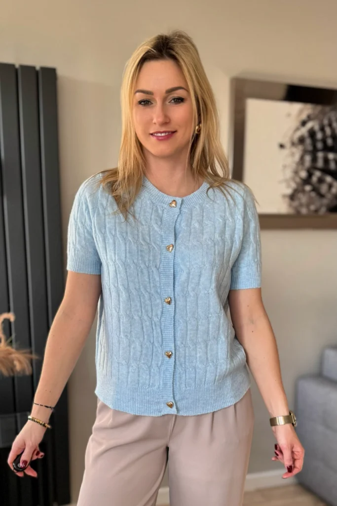 sweter damski rozpinany z krótkim rękawem błękitny złote guziki serduszka