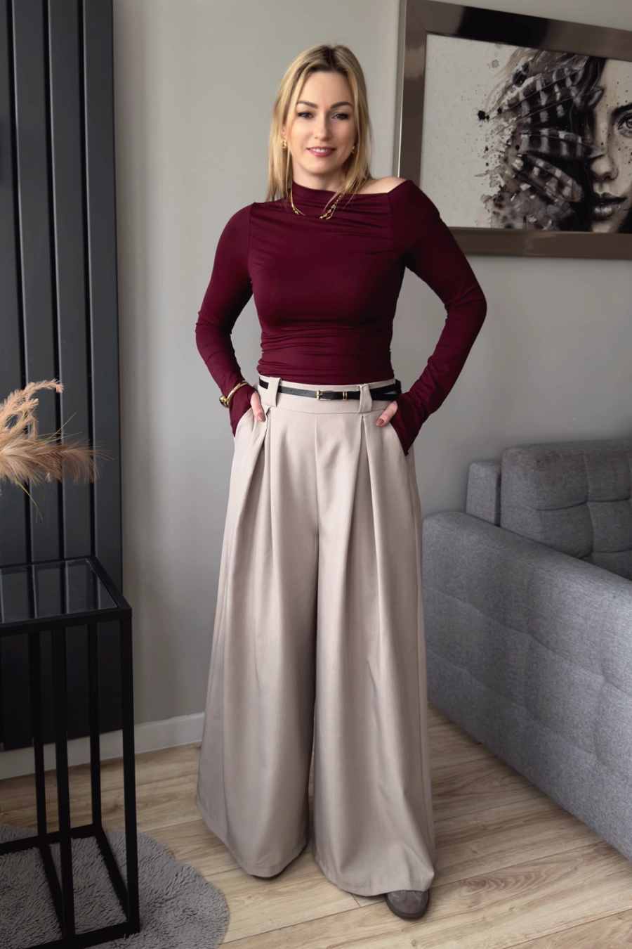 beżowe szerokie spodnie palazzo damskie z paskiem i zakładkami