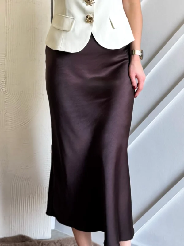 Czekoladowa satynowa spódnica midi