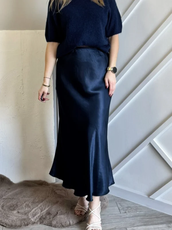 Satynowa spódnica midi granatowa z wiskozy