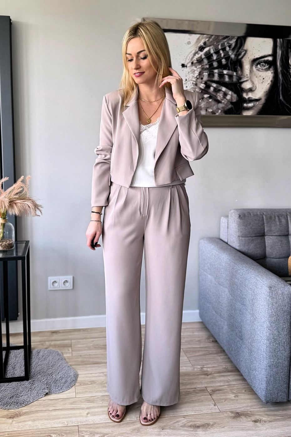 beżowy garnitur damski krótka marynarka i szerokie spodnie elegancki eleganckie komplety damskie na komunię