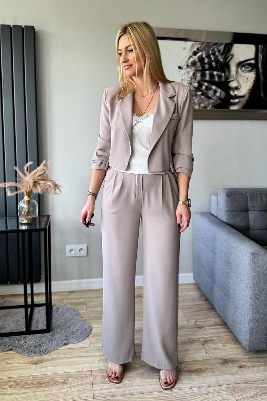 beżowy garnitur damski krótka marynarka i szerokie spodnie elegancki eleganckie komplety damskie na komunię