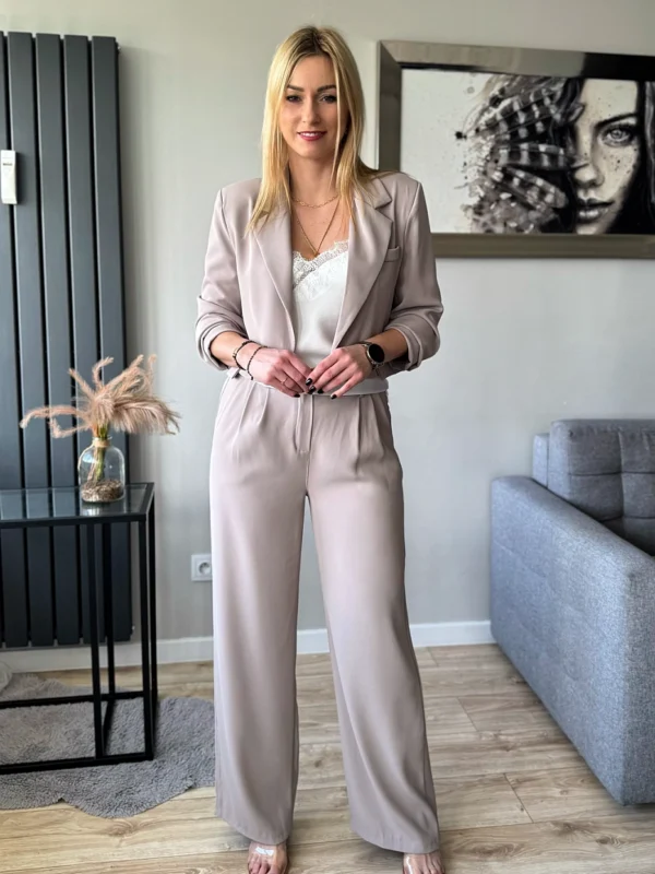beżowy garnitur damski krótka marynarka i szerokie spodnie elegancki eleganckie komplety damskie na komunię