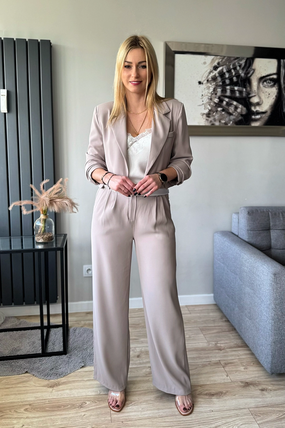 beżowy garnitur damski krótka marynarka i szerokie spodnie elegancki eleganckie komplety damskie na komunię