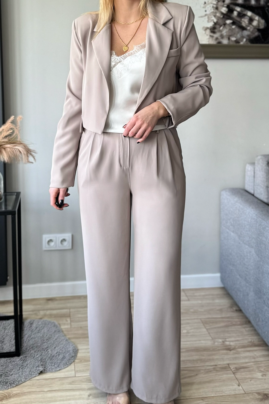 beżowy garnitur damski krótka marynarka i szerokie spodnie elegancki eleganckie komplety damskie na komunię