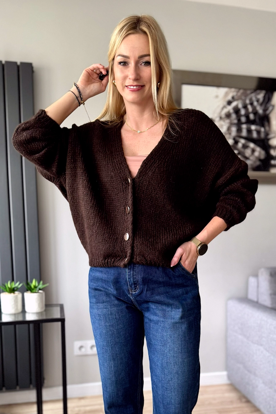 czekoladowy sweter damski rozpinany ze złotymi guzikami brązowy kardigan