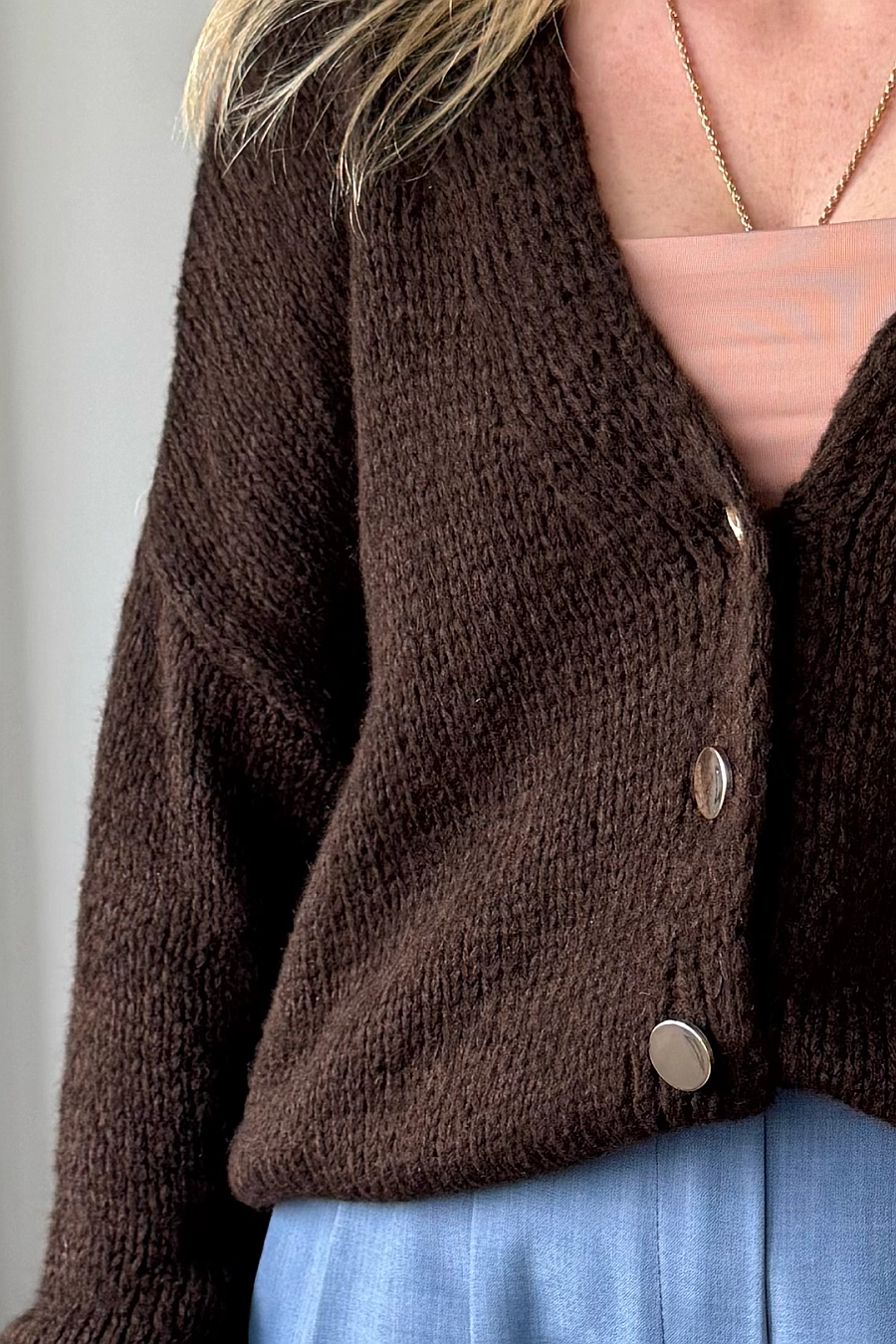 czekoladowy sweter damski rozpinany ze złotymi guzikami brązowy kardigan