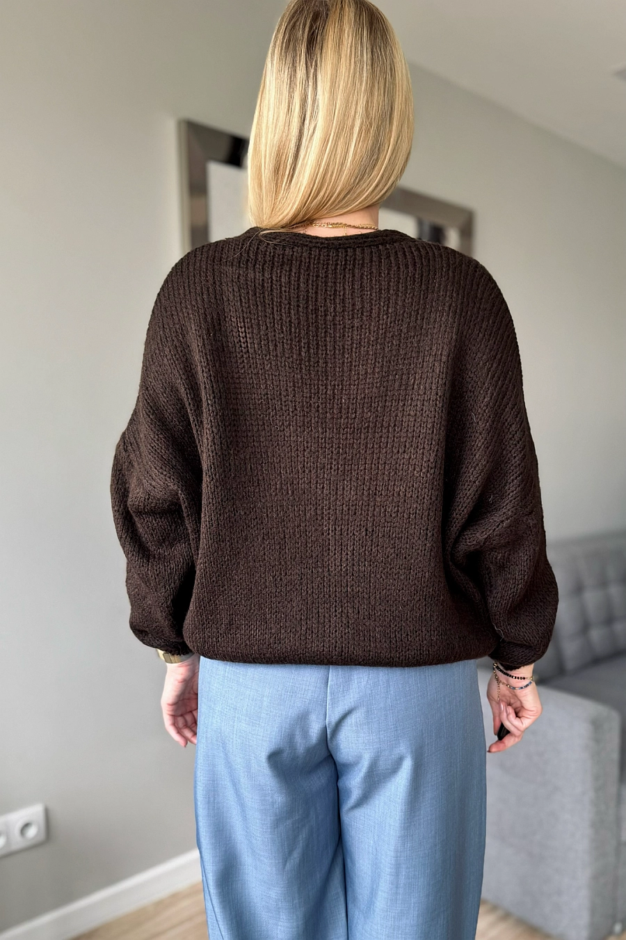 czekoladowy sweter damski rozpinany ze złotymi guzikami brązowy kardigan