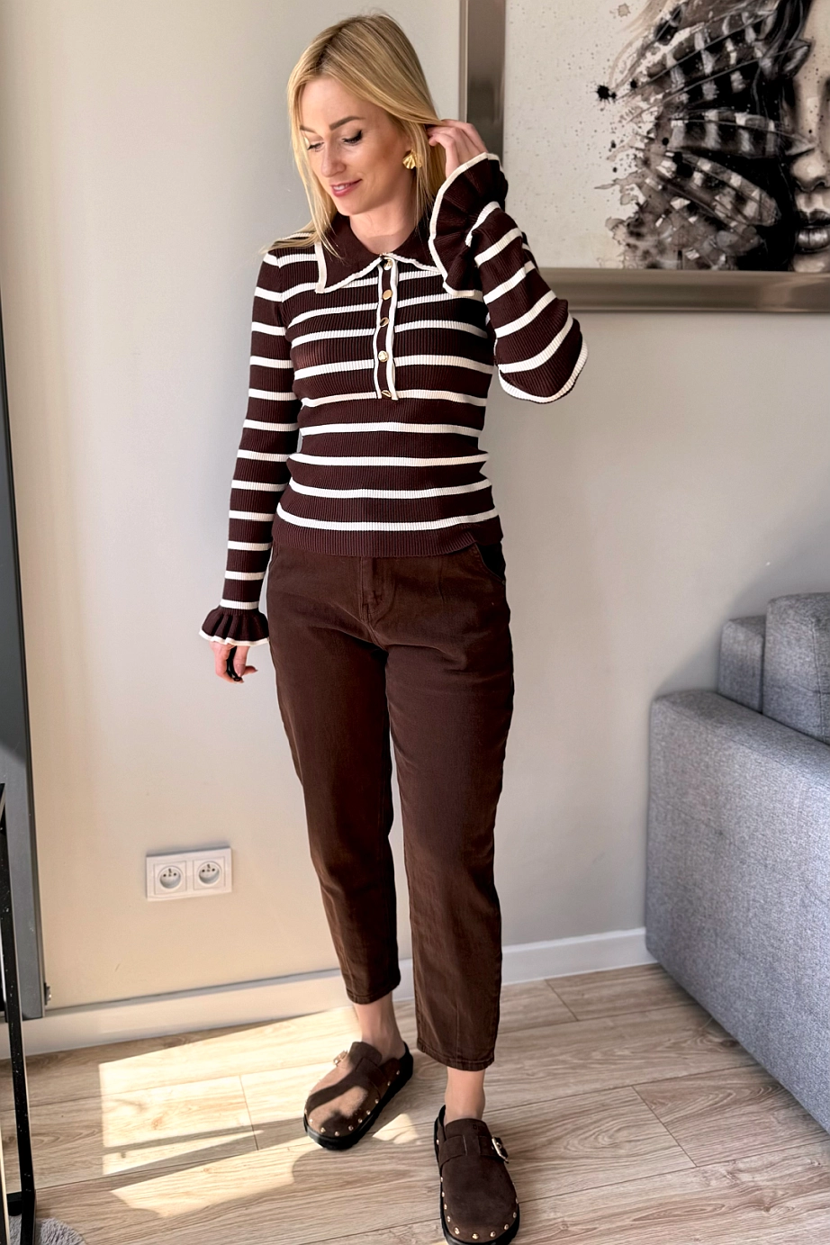 Czekoladowy sweter damki z kołnierzykiem w paski ze złotymi guzikami brązowy