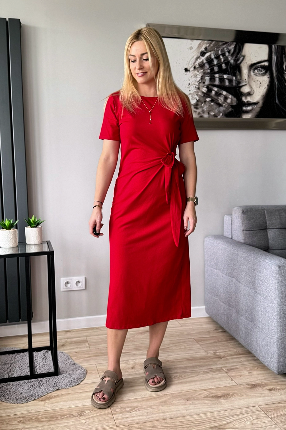 czerwona sukienka midi bawełniana z krótkim rękawem wiązana w talii i z rozcięciem