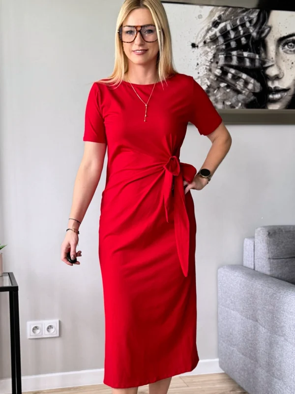 czerwona sukienka midi bawełniana z krótkim rękawem wiązana w talii i z rozcięciem