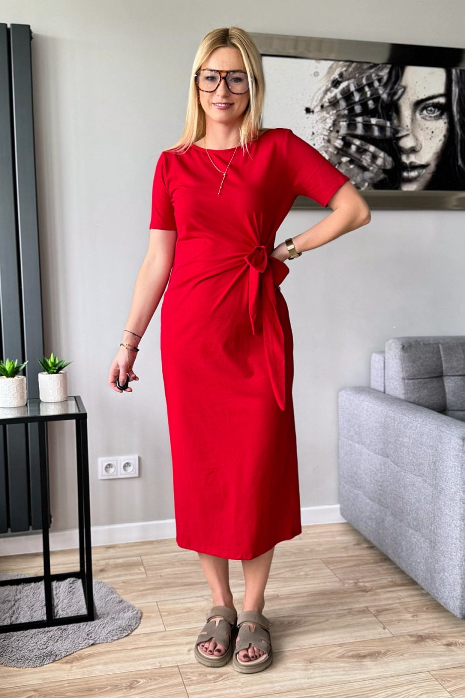 czerwona sukienka midi bawełniana z krótkim rękawem wiązana w talii i z rozcięciem