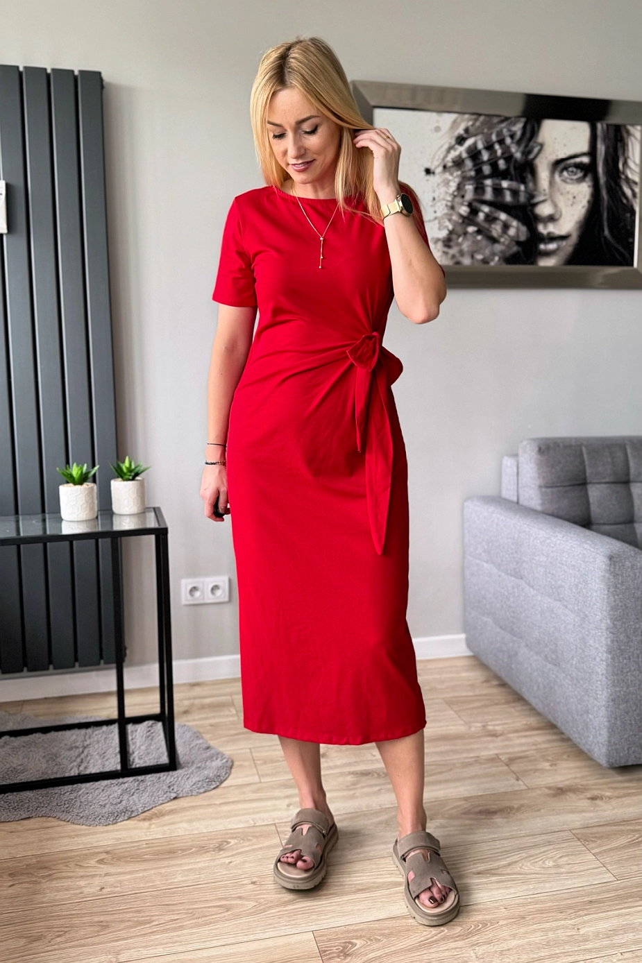czerwona sukienka midi bawełniana z krótkim rękawem wiązana w talii i z rozcięciem