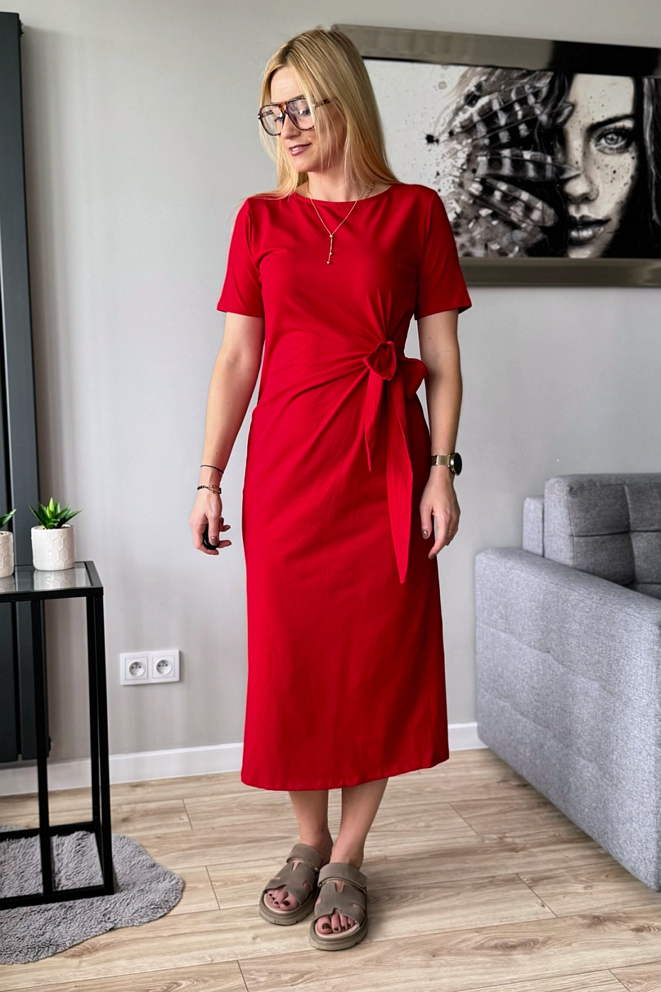 czerwona sukienka midi bawełniana z krótkim rękawem wiązana w talii i z rozcięciem