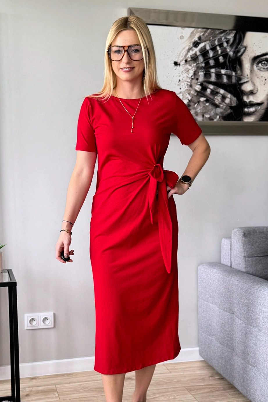 czerwona sukienka midi bawełniana z krótkim rękawem wiązana w talii i z rozcięciem
