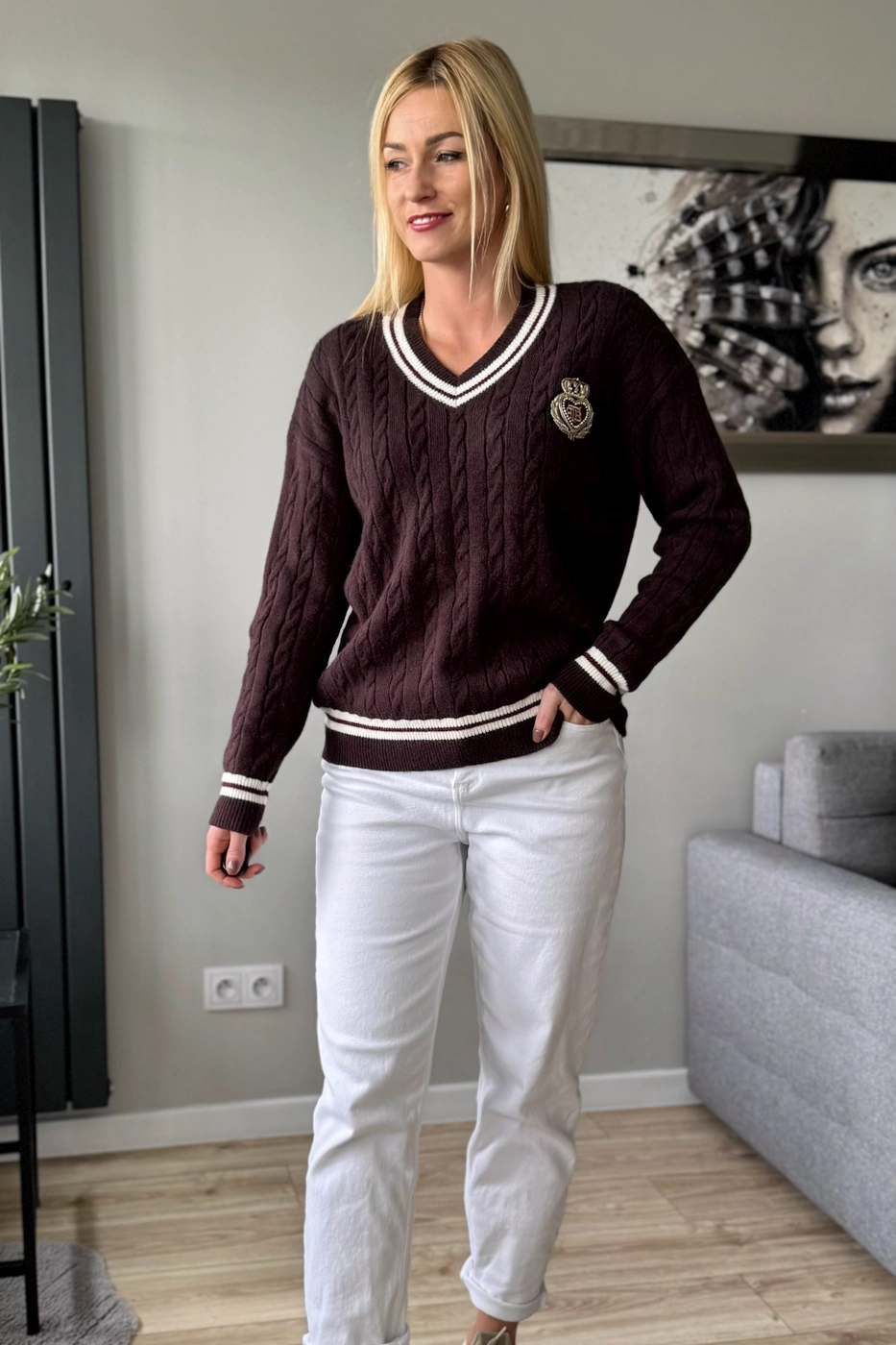 sweter damski z dekoltem w serek V warkocz czekoladowy z emblematem i lampasami brązowy