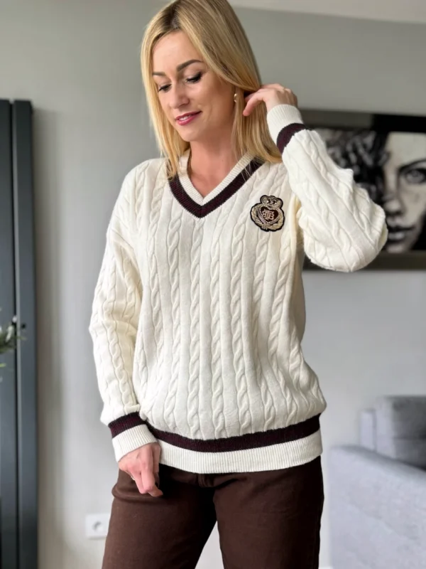 sweter damski z dekoltem w serek V warkocz kremowy emblematem i lampasami ecru