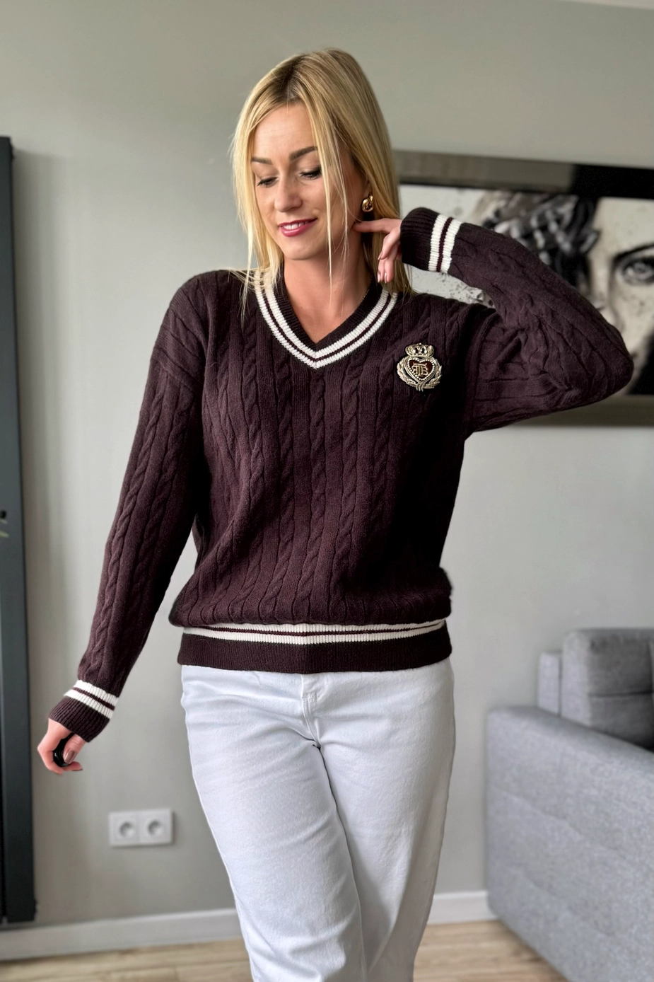 sweter damski z dekoltem w serek V warkocz czekoladowy z emblematem i lampasami brązowy